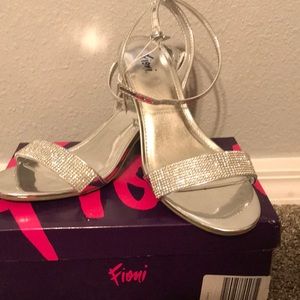 BN super cute kitten heels silver.